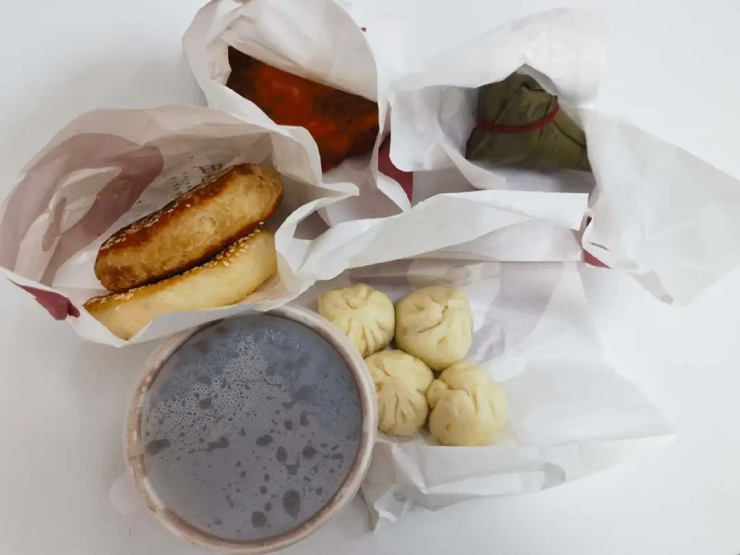 剩菜盲盒的開發旨在減少食物浪費,商家將即期食品以盲盒形式低價打折賣出,深受年輕人歡迎。