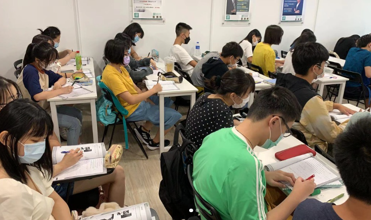 本地補習行業受移民潮及低生育率影響，市場一路萎縮，各大補習社近期不斷推出相關政策挽救。