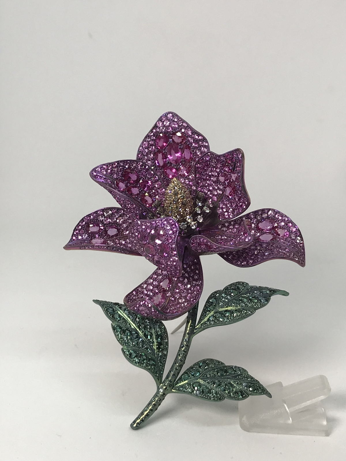 Michael Youssoufian的粉紅藍寶石花形胸針，展現出精緻的鑲嵌工藝