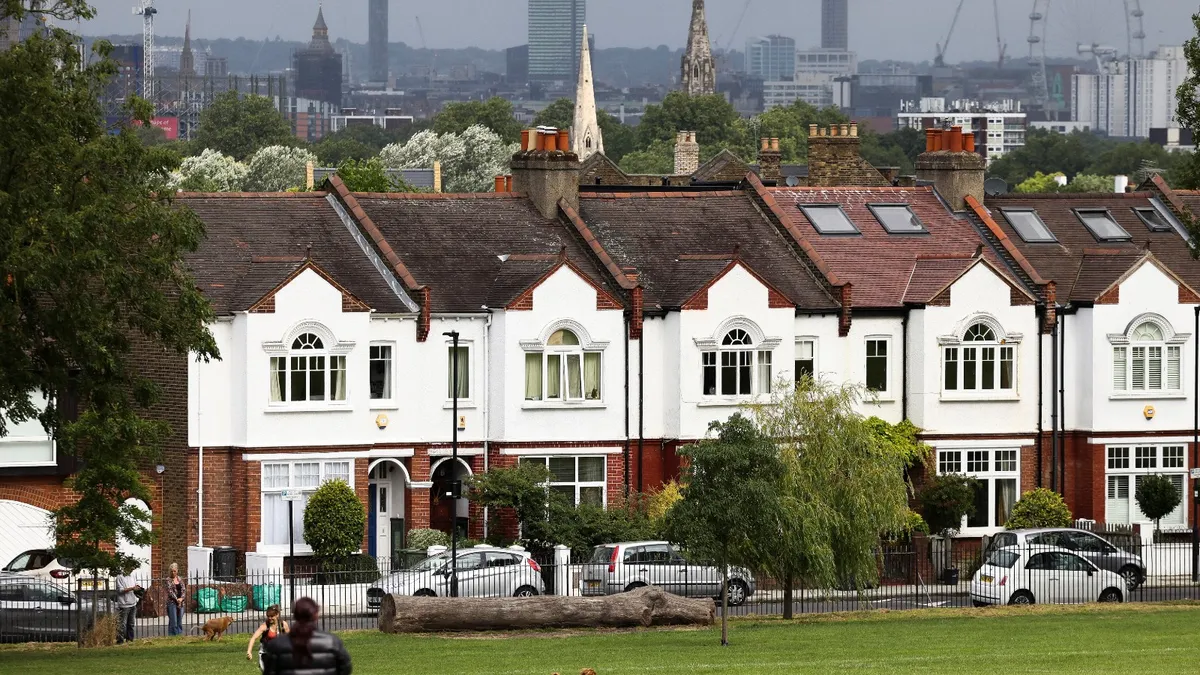 有數據指,市場上有三成放盤叫價太高而無人問津,最終業主需要劈價求售。