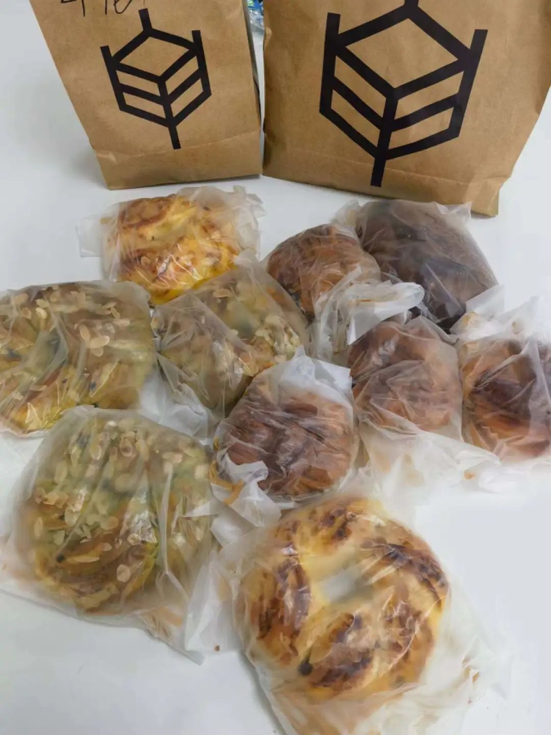 據悉年輕人喜歡將即期食品存入冰櫃冷藏保存,但專家稱該類食品恐存在食安隱患,建議儘快吃完。