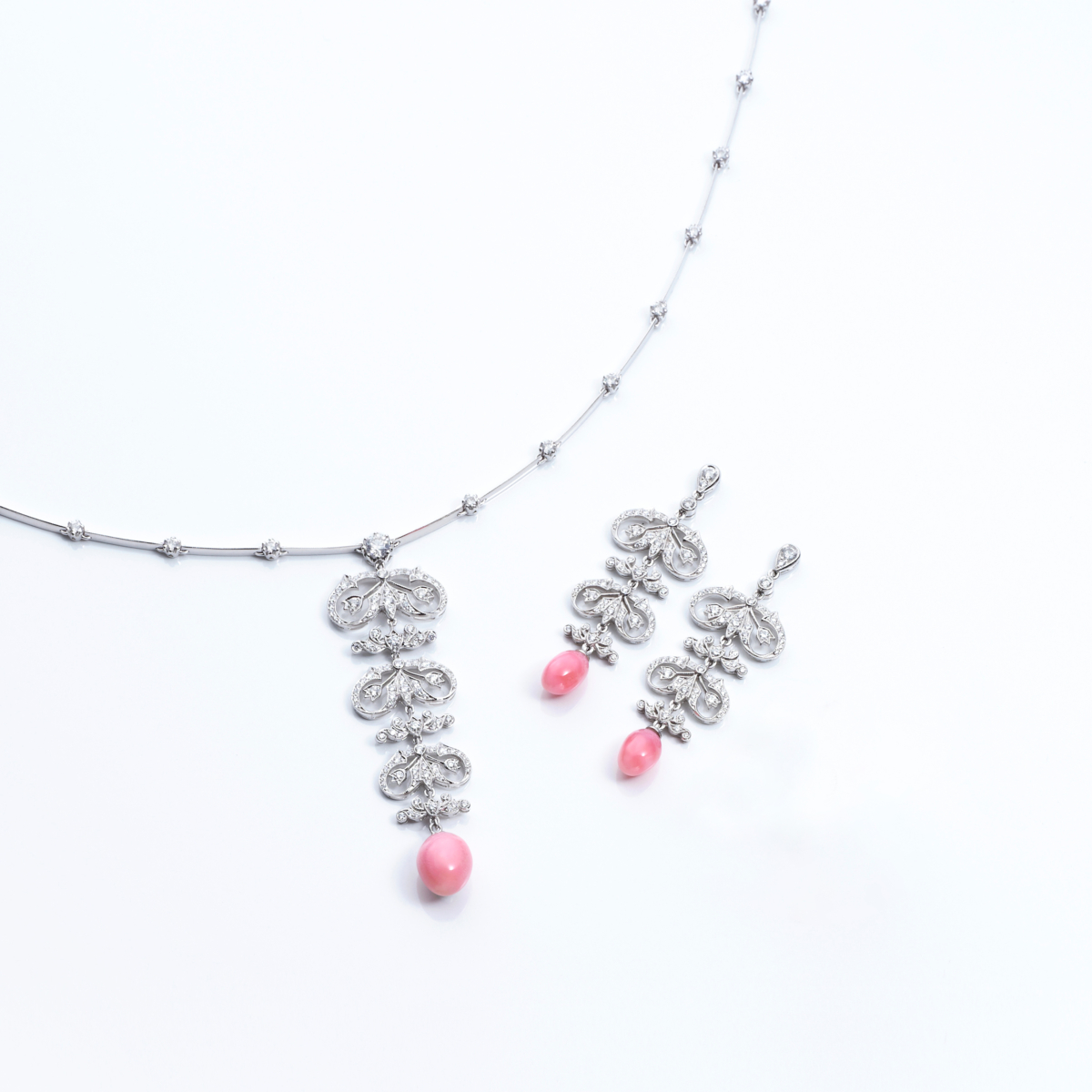 Kashikey的項鏈和耳環套裝飾以古董風格的鑽石環，襯托出海螺珠細緻的色彩和獨特的火焰紋。海螺珠全為天然形成，彌足珍貴