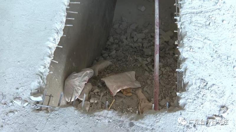 1樓天花板被砸穿。