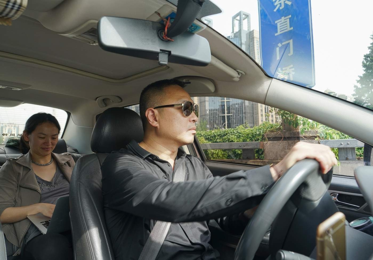 一名育有2子的司機每天工作12小時,每日收入僅為400元,只能勉強維持日常生活開支。