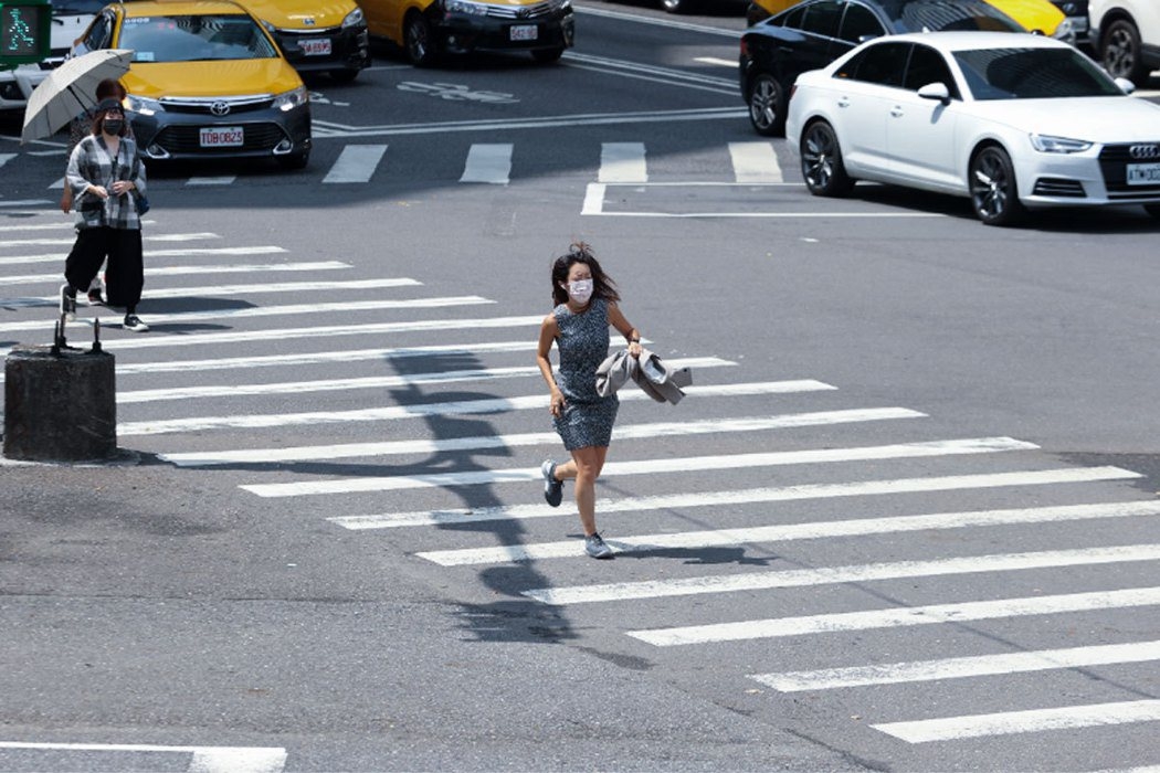 各地過馬路法規包括但不局限於:不可低頭看手機、不可在馬路上嬉鬧、需快速通過馬路、不可坐臥於馬路上等。