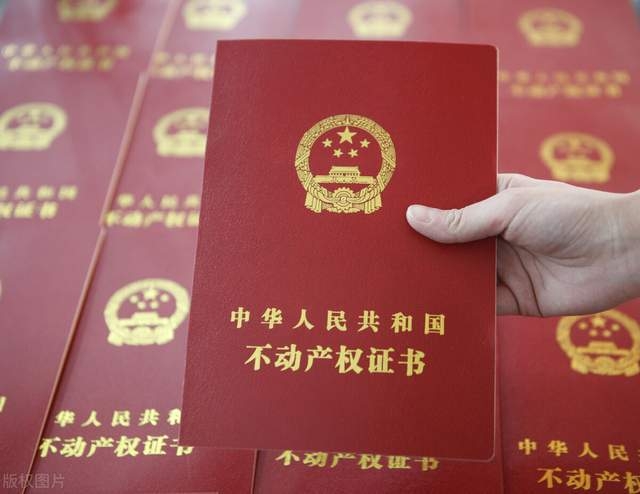 經調查，事件起因源於發展商一屋兩賣，涉事業主手持房產證，希望鄰居能將單位恢復原樣並歸還。