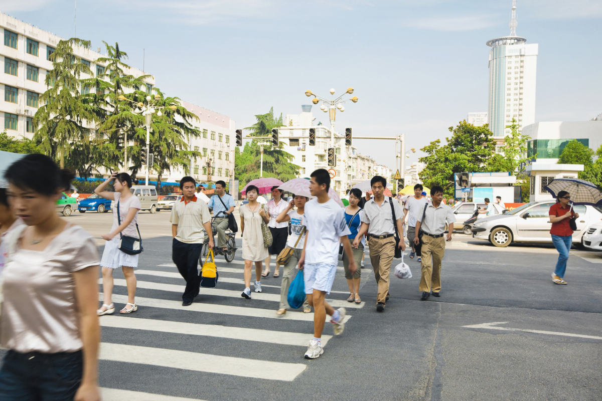 内地多個地方政府接連立法管制低頭族,規定過馬路行人不可低頭看手機,否則罰款最高可達200元人民幣。