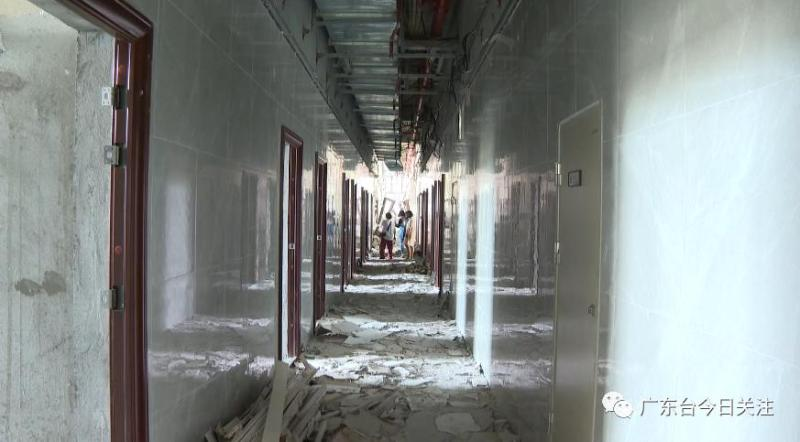 業主買下2樓42套房,並請施工隊打通整層樓,導致樓上房屋牆體出現裂縫,引得人心惶惶。