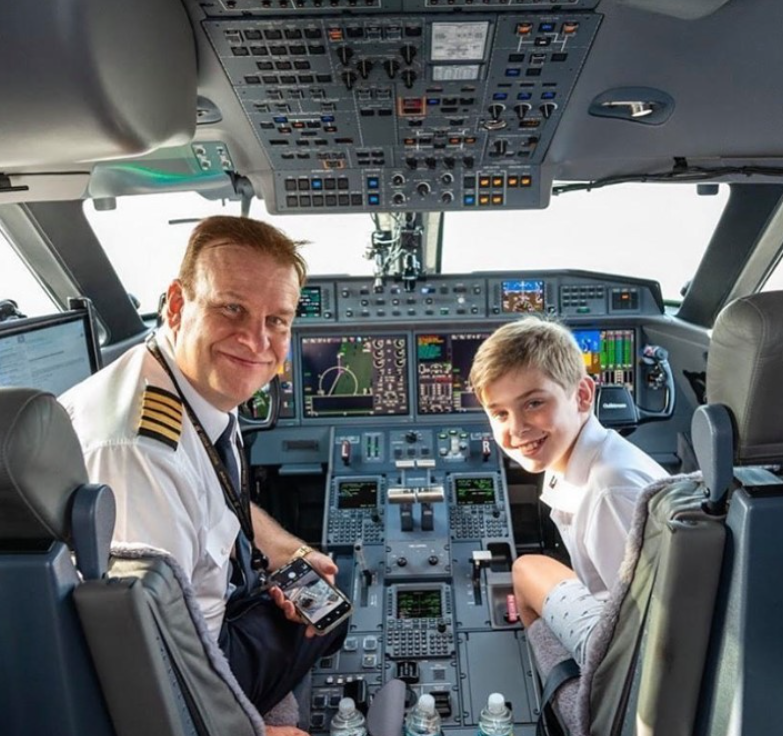 哈定是私人航空公司Action Aviation董事長、知名探險家、飛行員及跳傘運動員,曾創下3項健力士紀錄 ,並於去年6月參與了「藍色起源」(Blue Origin)推出的太空旅行。