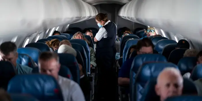 英航新書空姐誤觸開關，讓逃生梯在起飛時彈出，導致班機延誤5小時，損失近50萬元。