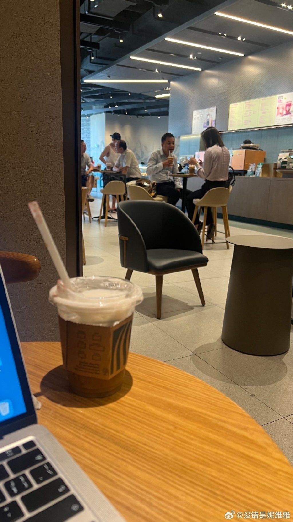 他們在星巴克一整天的時間内,不是改簡歷、投簡歷,就是看書總結心得,只為消磨沒有工作的時光。