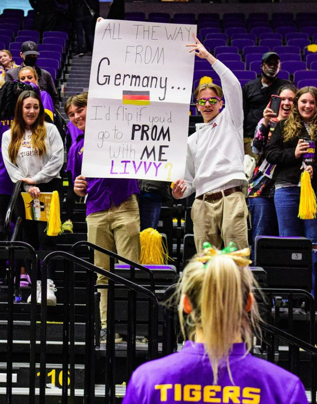 奧莉維亞每次出場都會吸引大批男粉絲到場支持，甚至曾引發暴動。