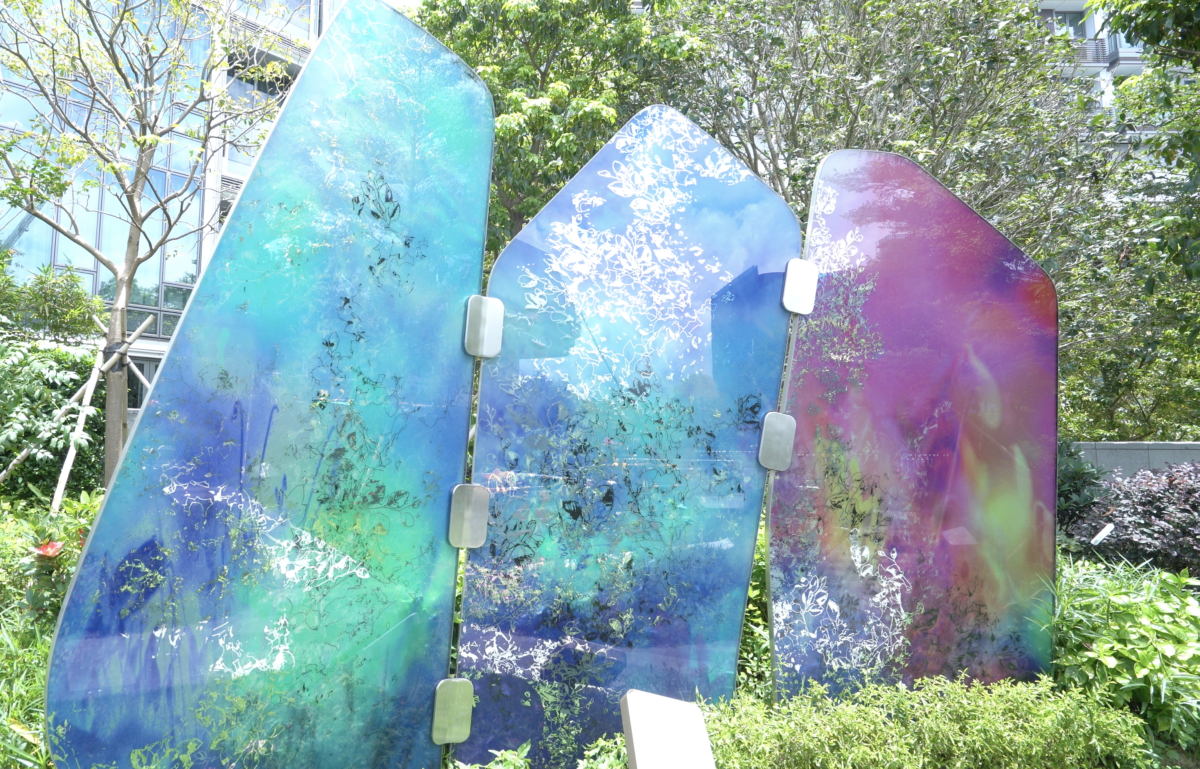 園林為主題的琉璃藝術作品，除值得細意鑑賞外，更有風向導流板之作用