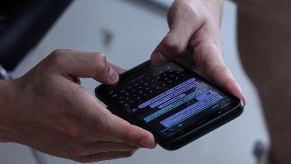 買家在通話洽談後,通過訊息將合約發送給農夫,請他確認,農夫沒看仔細内容便回覆了一個「like」符號。