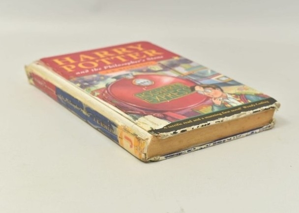 這本稀有的《哈利波特:神秘的魔法石》初版書原價只要3港元,如今拍賣成交價高達10.7萬港元。