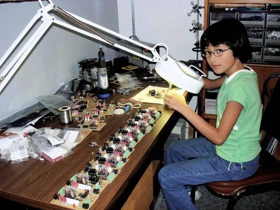 Ann從小就對於發明有極大的興趣，3歲時的第一個玩具就是晶體管及電子元件。