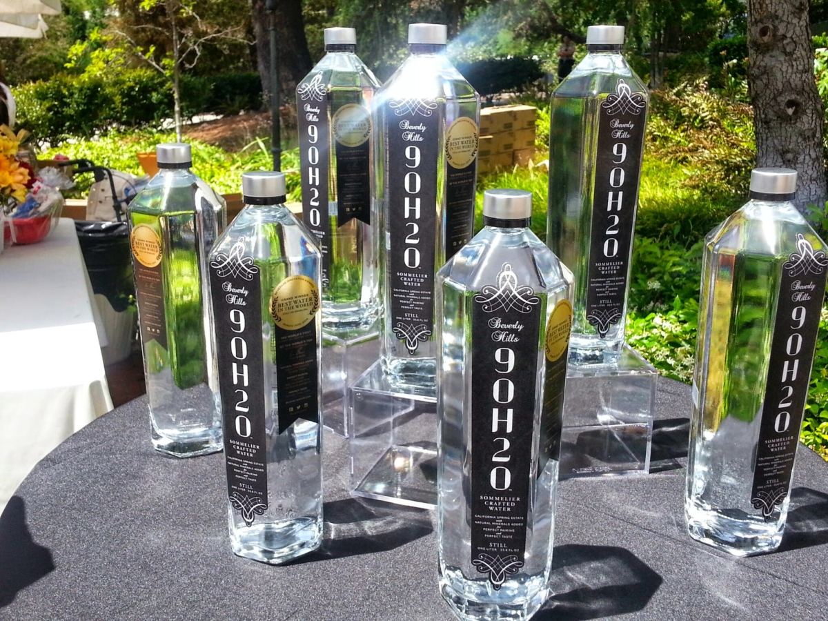 全球最貴的瓶裝水的瓶蓋由白金打造,鑲嵌著600顆白鑽和250顆黑鑽,共重14克拉,一瓶索價10萬美元(約78萬港元)。