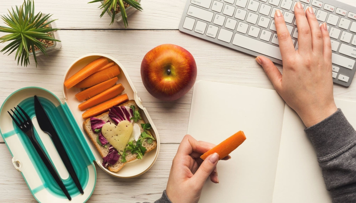 西方白人常吃的溫和飲食（bland food）在内地打工仔間流行起來，被廣稱為「白人飯」。