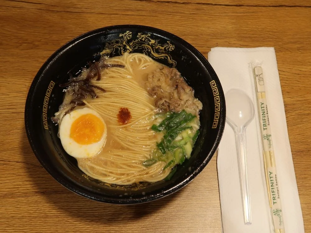 店内售賣以鷄湯代替豚骨湯及豬油的清真拉麵,每碗售8.98萬印尼盾(約47港元)。