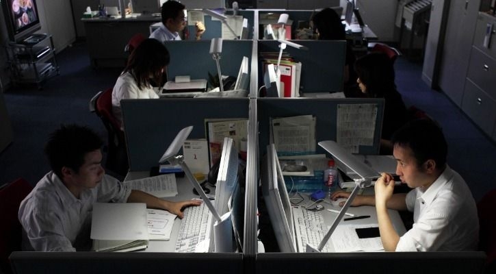 2010年起,伊藤忠商事的員工被禁止在晚上8點後加班,到點還不回家會被巡邏保安勸退。