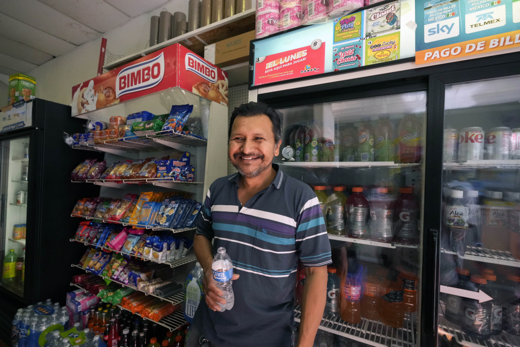 作為回饋,小型超市老闆門吉瓦爾(Maria Leticia Menjivar)一家還獲得了一張100萬美元(約780萬港元)的支票。