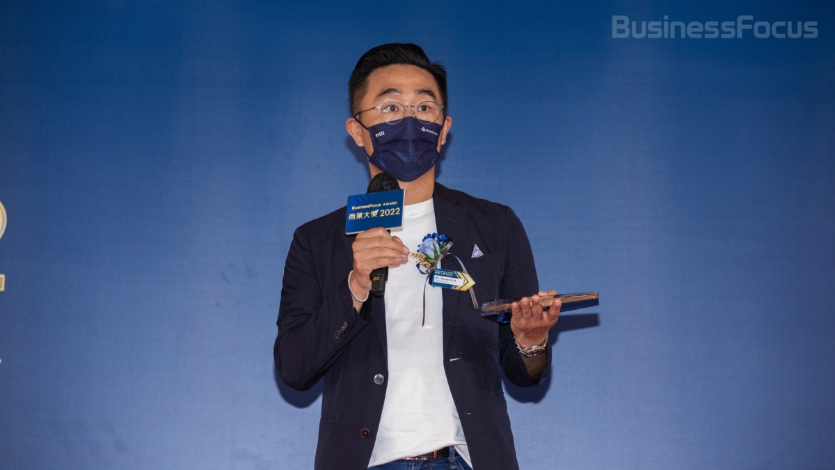 騰訊雲港澳業務總監蔡毅海感謝BusinessFocus頒發 「最佳雲端服務商大獎」給騰訊雲
