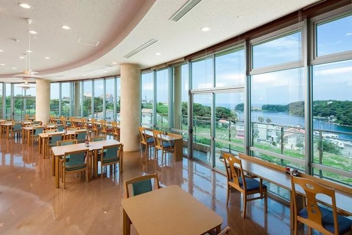 該養老院原先是酒店度假村,在當地非常有名,設施相當豪華,平時還能夠眺望海景。