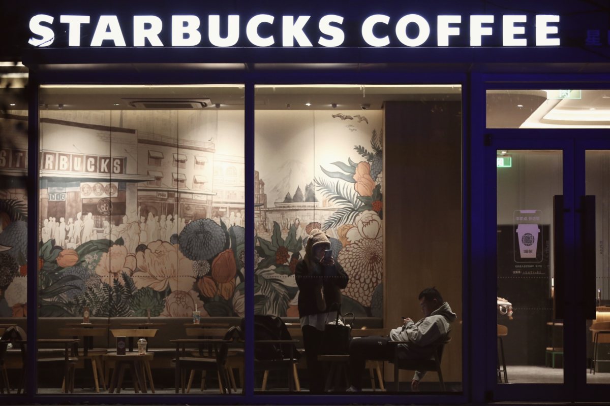 星巴克等咖啡館對中年失業者來説是「最佳收容所」,讓他們擁有可獨立思考的空間,同時也作為他們逃避現實的歇脚點。