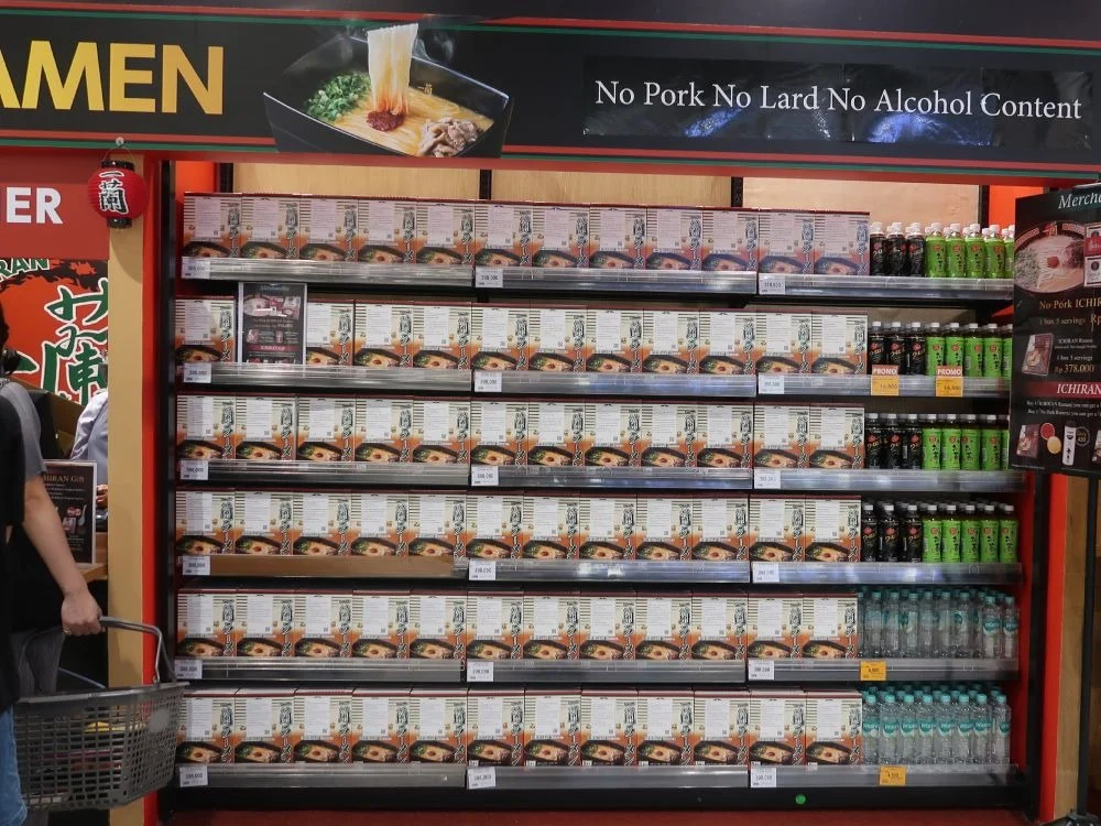 店内還售賣5袋裝清真拉麵,附贈一個湯匙或保溫杯。