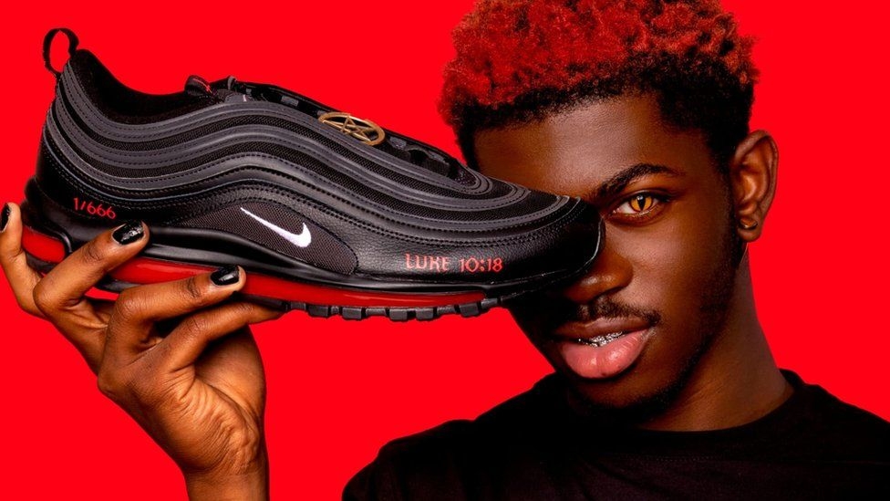 MSCHF曾推出改造自耐克(Nike)「Air Max 97s」系列運動鞋、鞋底含人血的「撒旦鞋」,後遭起訴侵權。