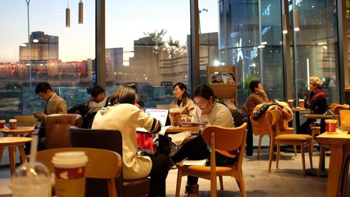 這些中年失業者中有男有女,先前從事的行業包括銷售、互聯網行業、跨境電商行業、IT業等。