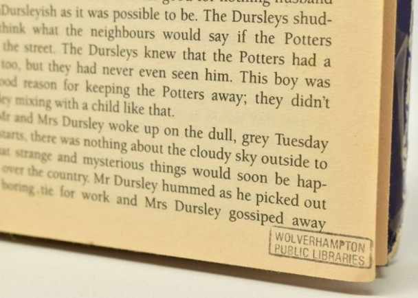 書内頁面仍帶有該圖書館的歷史印記。