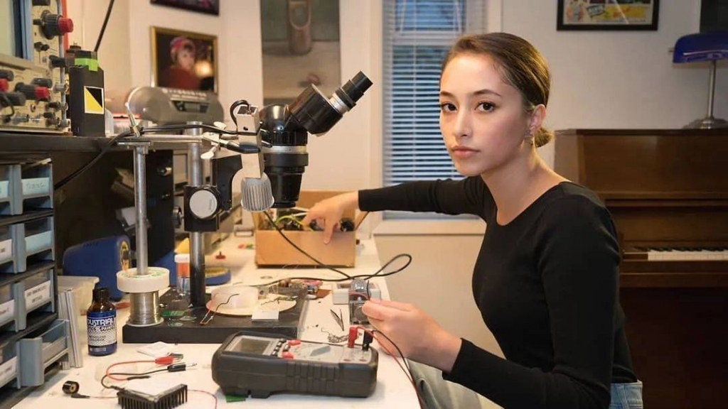 Ann於2018年創立了自己的科技公司「Makotronics Enterprises」任職CEO，並於隔年取得了掌溫手電筒的專利，身價因此達到了500萬美元（約3911萬港元）。