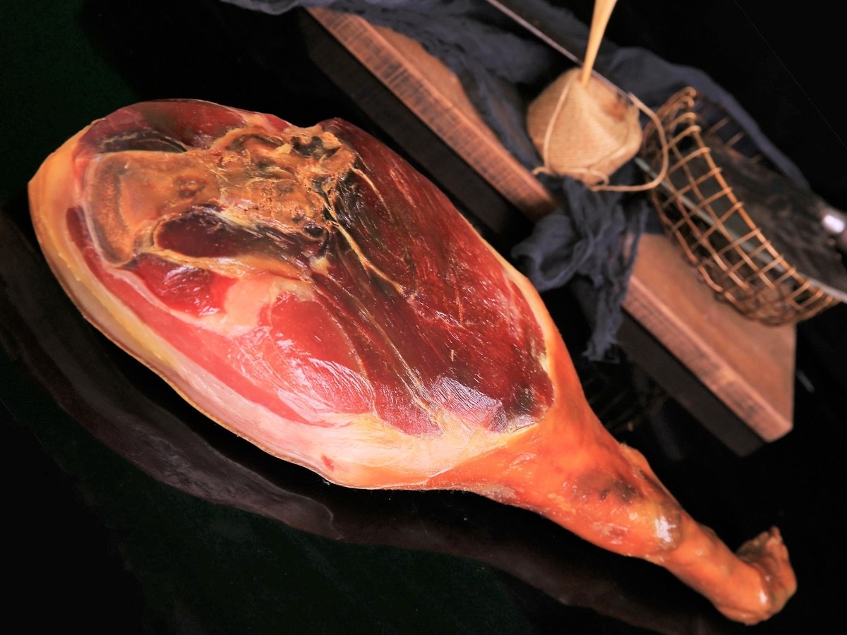 浙江省金華市以金華火腿聞名，至今已有1000多年歷史，與宣威火腿、如皋火腿並稱中國三大火腿。