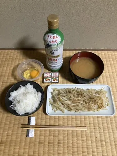 男子的晚餐通常只吃白飯、蔬菜、味增湯,十分清淡,偶爾加個鷄蛋已算奢侈。