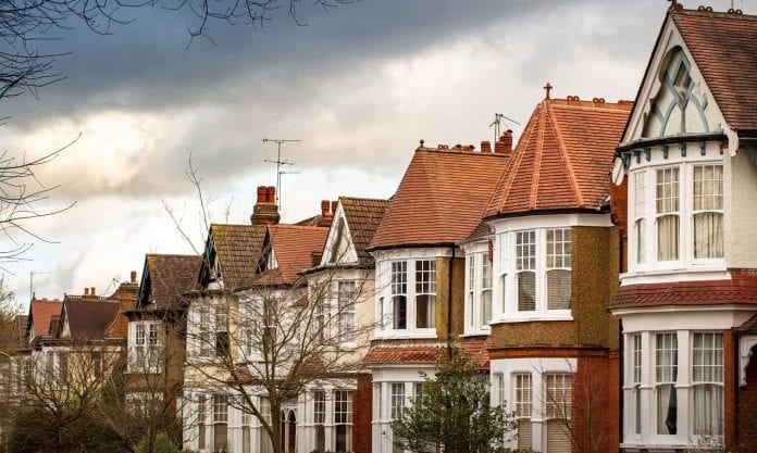 研究發現，那些在父母幫助下購買了更昂貴的房屋的人，在26歲時便能擁有價值254,000英鎊（約254萬港元）的房子。