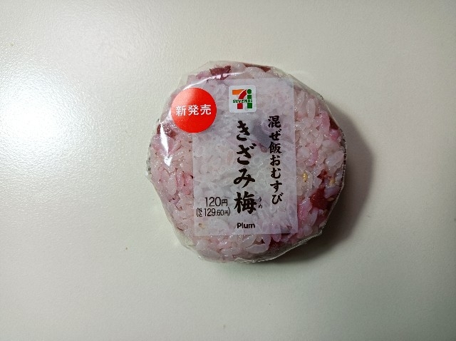 日本7-11的「紀州南高梅梅香什錦飯糰」售價為120日圓（約6.55港元），日前被網民爆出包裝内有巨型蟑螂。