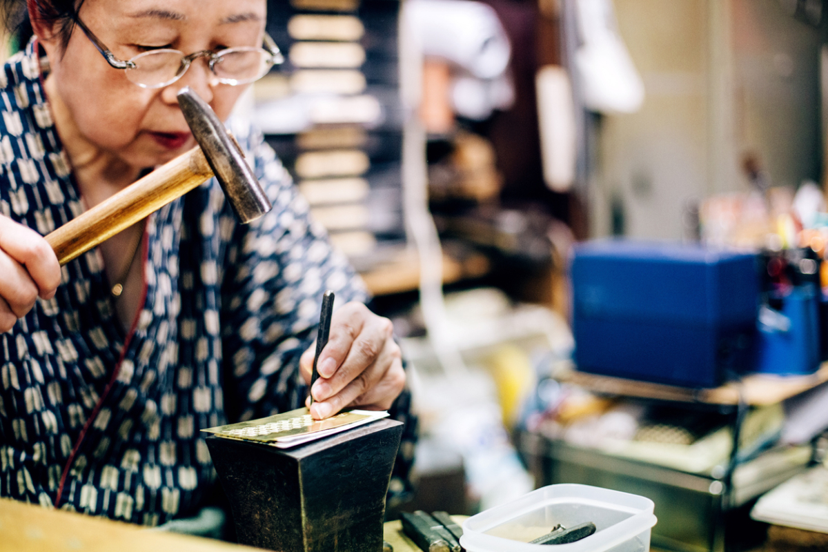 年長者在退休後難以忍受無聊的退休生活,而選擇繼續工作度過餘生,是間接導致勞動力高齡化的原因。
