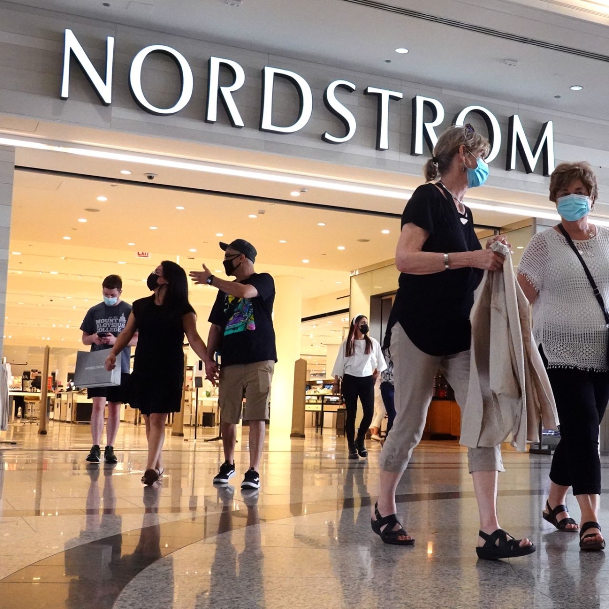 劫匪手上持有防熊噴霧,現場民眾也不敢輕舉妄動或前去阻止。