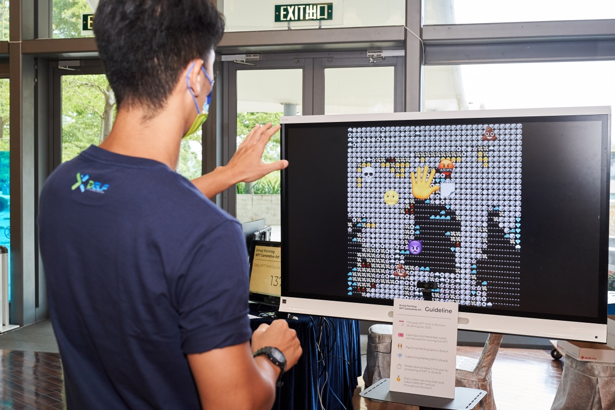香港專業教育學院開發的遊戲裝置,會捕捉及紀錄玩家的姿勢,即時用Emoji繪製成NFT。