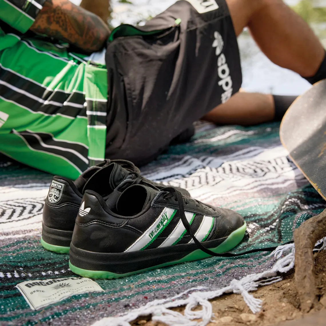 贊助美斯的運動品牌Adidas推出英式足球風格的服飾及滑板鞋,目標進一步提高美國人對英式足球的重視。