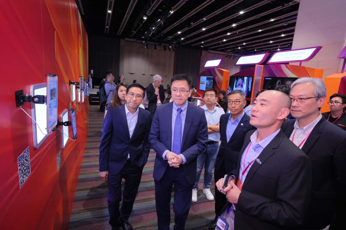 創新科技及工業局局長孫東教授參觀現場超過40項來自科技園公司、科大初創企業及英飛凌合作夥伴的技術展示。