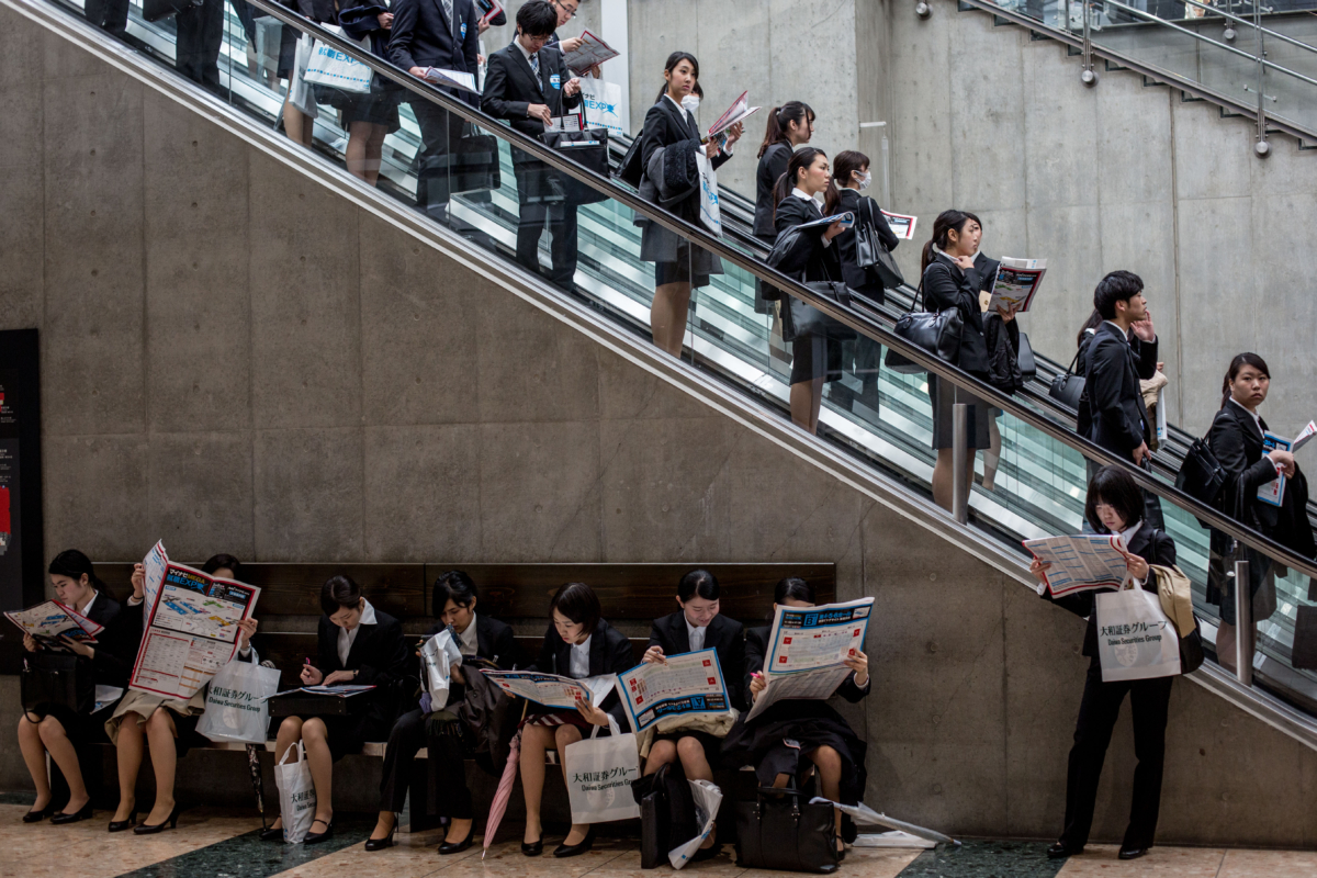 香港人年薪大概也是24萬港元,與日本相若。不過,日本有消費稅,很多東西都比香港貴很多。