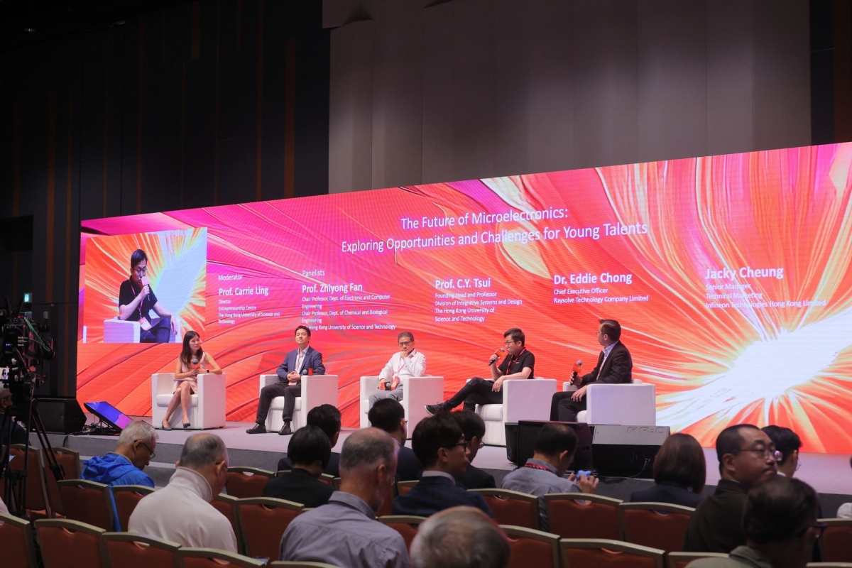兩場專題討論的主題分別為「微電子之未來——探討年輕人才面對的機遇與挑戰」（上圖） 及「全球業界領袖與重要研究基建如何為香港微電子科技企業創造機遇」。
