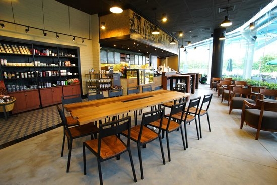 越南人前往當地星巴克只是為了享受店内氛圍,而非為了享用咖啡。