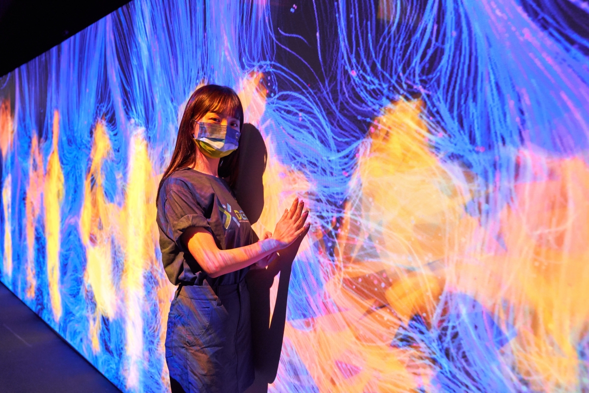 進入「量子宇宙」,感受舉手投足都將改寫自身影像的軌跡、生命時間、顏色、及重力等的體驗。