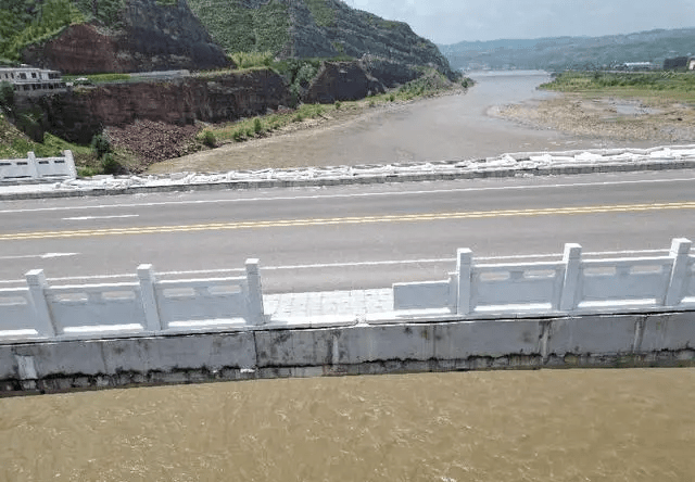307國道吳堡黃河大橋護欄日前被雷雨大風吹垮，被質疑是豆腐渣工程。