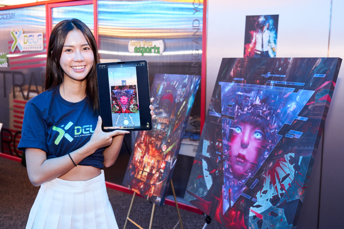 藝術家除了透過數碼龐克風格呈現畫作，更加入了AR（擴展實境）的元素