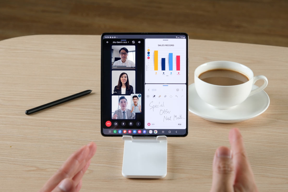 全屏幕可一分為二,三視窗功能,令進行multitasking工作時更暢順。