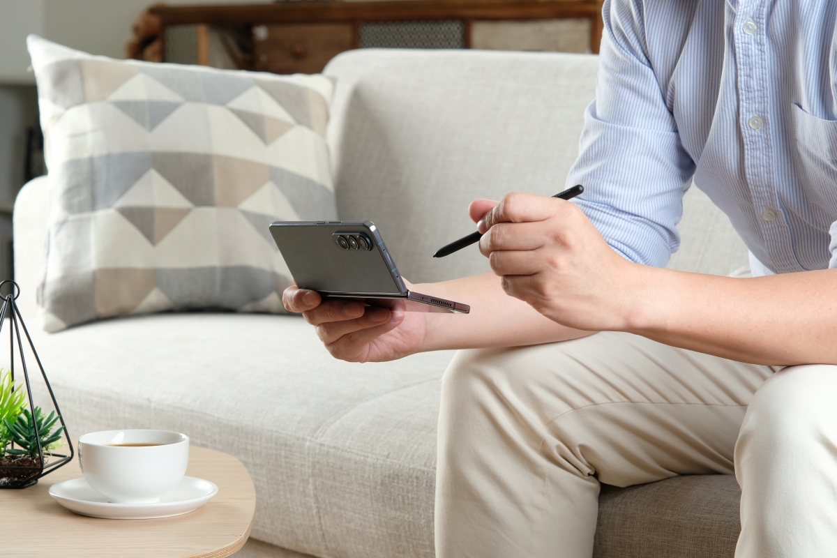 Galaxy Z Fold4的摺疊模式,打開是大屏幕,摺起來尺寸與一般手機大小無異,纖薄輕巧,方便收藏。